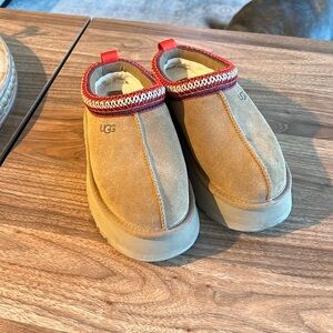 Ugg Women’s Tazz Slippers in Chestnut